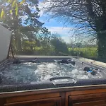 Contemporary Dublin With Hot Tub-10 Min Drive To Dublin Airport Lodge *