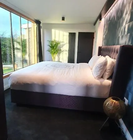 Lodge Contemporary Dublin With Hot Tub Lispapple Cross Roads