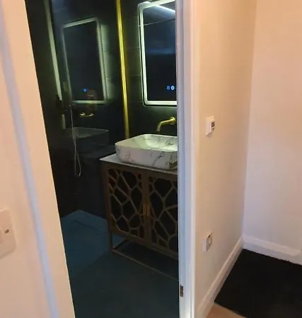 Lodge Contemporary Dublin With Hot Tub