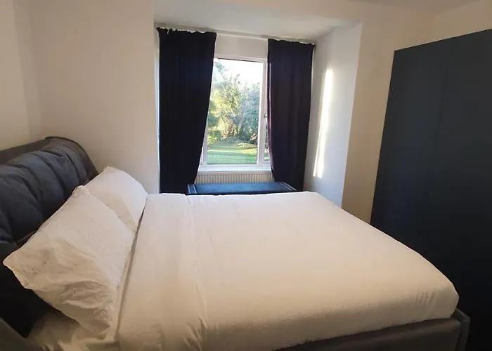 Contemporary Dublin With Hot Tub-10 Min Drive To Dublin Airport Деревянный коттедж Lispapple Cross Roads